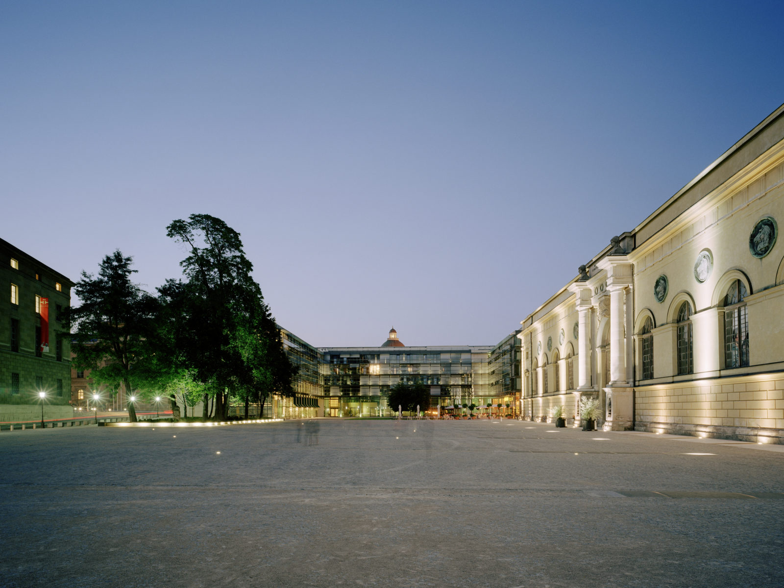 STrauma Landschaftsarchitektur Berlin landscape architects Marstallplatz München bei Nacht erleuchtet Zentralperspektive