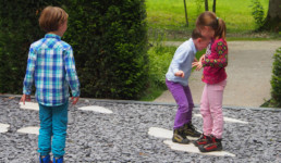 STrauma Landschaftsarchitektur Berlin landscape architects Bad Ischl Schattengarten Steinelemente und spielende Kinder