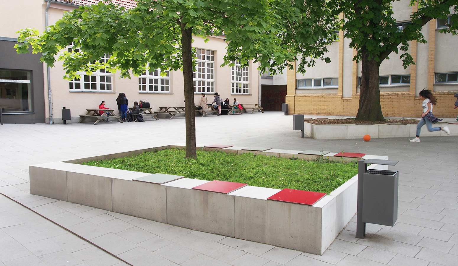 STrauma Landschaftsarchitektur Berlin landscape architects Albert Schweitzer Schule Berlin Bänke und Bäume