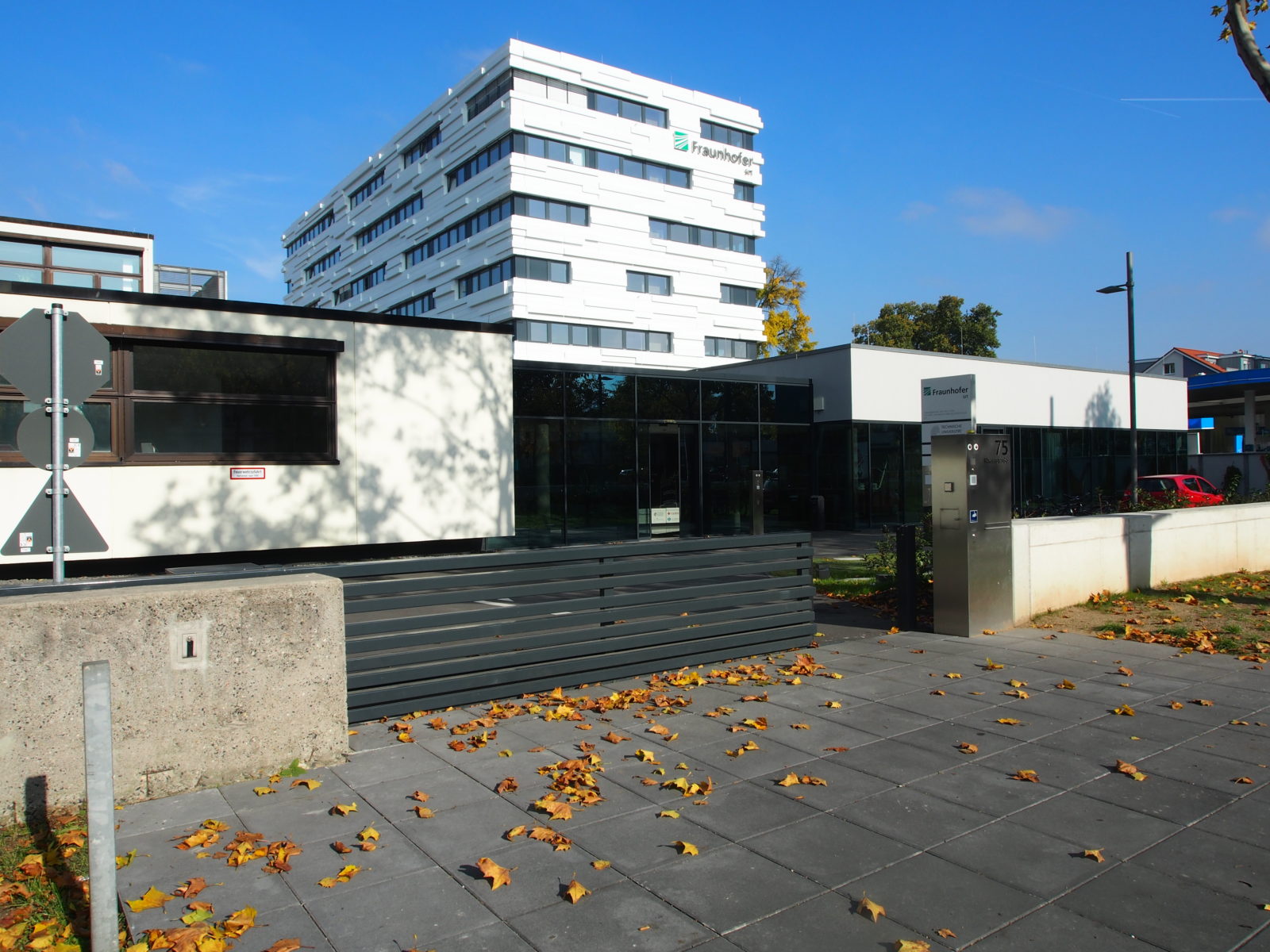 STrauma Landschaftsarchitektur Berlin landscape architects Fraunhofer Institut Darmstadt Eingang mit Laub
