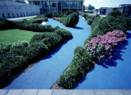 STrauma Landschaftsarchitektur Berlin landscape architects Sparkassenakademie und Seminarhotel Lichtenwalde Wege Blau mit Hecken