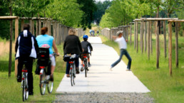 STrauma Landschaftsarchitektur Berlin landscape architects Fischbeck Neugraben Impression Besucher Radfahrer