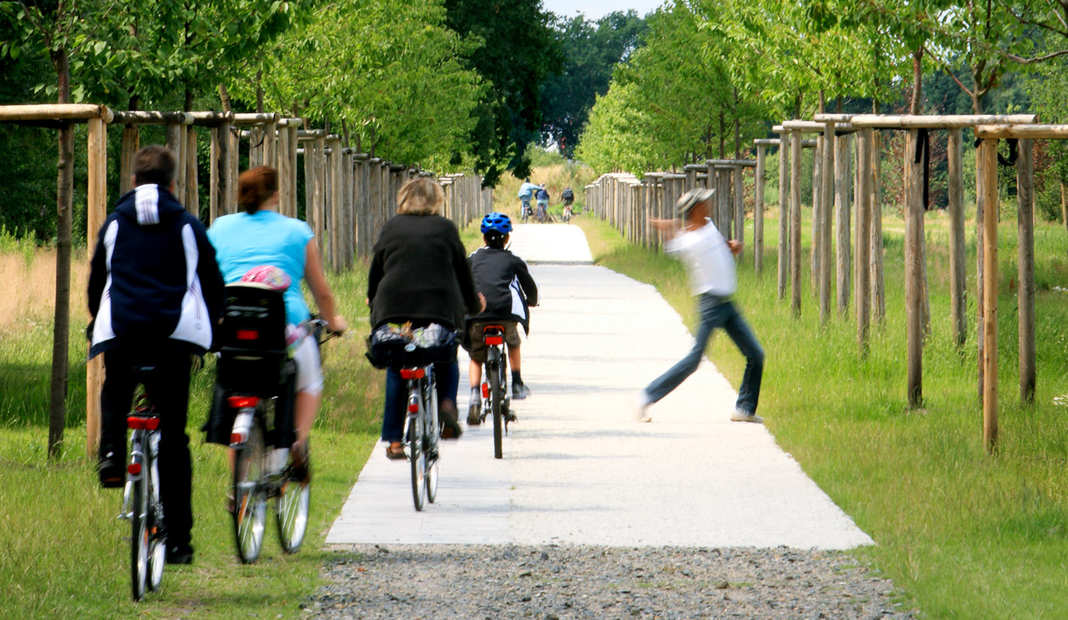 STrauma Landschaftsarchitektur Berlin landscape architects Fischbeck Neugraben Impression Besucher Radfahrer