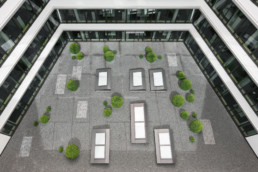 STrauma Landschaftsarchitektur Berlin landscape architects E Plus Düsseldorf Elemente Vogelperspektive Grün Garu Weiß