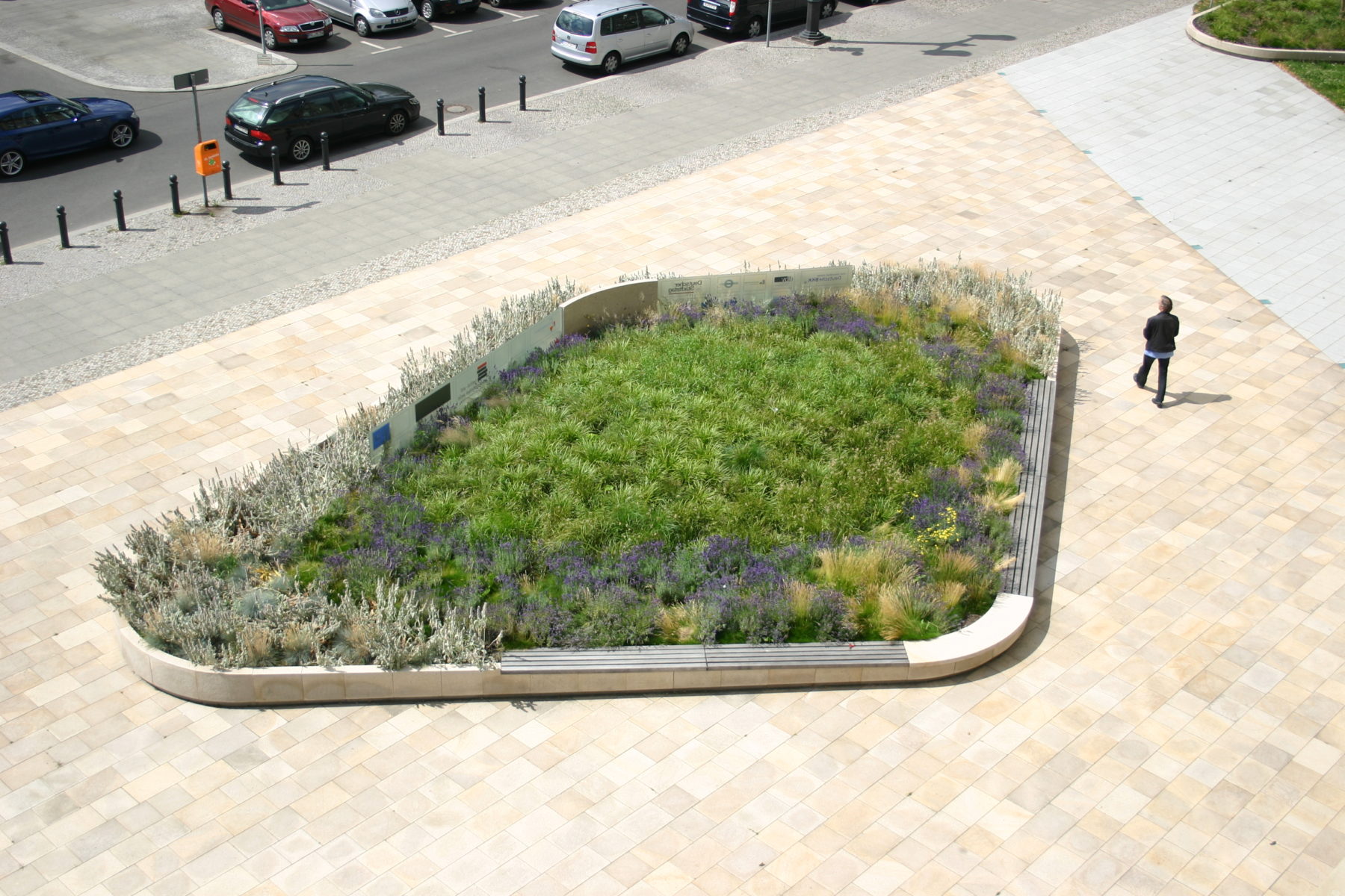 STrauma Landschaftsarchitektur Berlin landscape architects Ernst Reuter Haus Berlin Park Gartenelement Sitzfläche Bänke