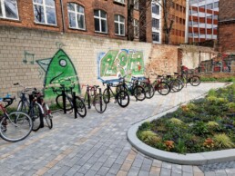 st raum a landschaftsarchitektur berlin the grid prinzenstrasse hof gestaltung courtyard design pavement belag bänke office curve geshaped geschwungen fahrräder
