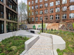 st raum a landschaftsarchitektur berlin the grid prinzenstrasse hof gestaltung courtyard design pavement belag bänke office curve geshaped geschwungen
